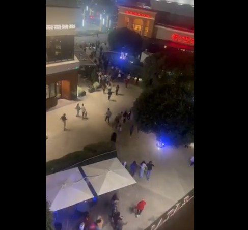 أشخاص يهرعون خارج المركز (اكس)