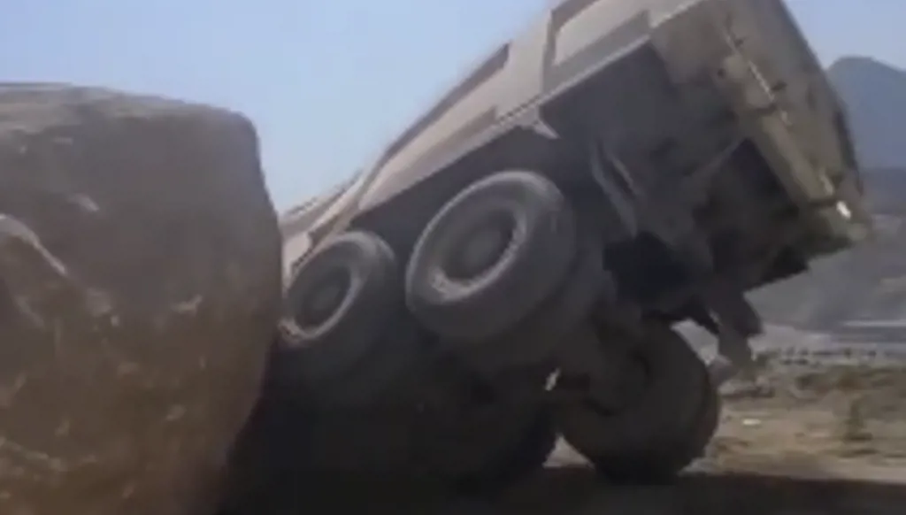 بالفيديو... صخرة ضخمة تسقط على شاحنة في جبال مكة