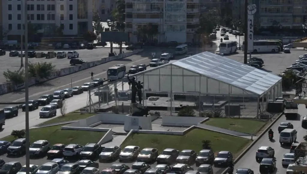 نصب الخيمة التي سيلتقي بها البابا لاوون مع رؤساء الطوائف الإسلامية في ساحة الشهداء. (نبيل اسماعيل)