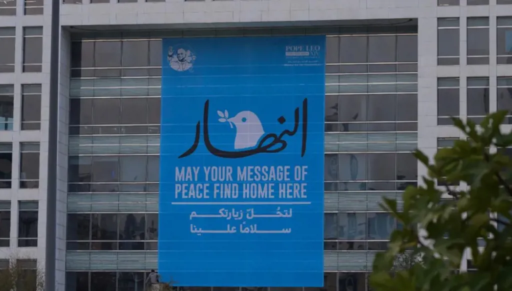 "لتحلّ زيارتكم سلاماً علينا"… لوحة ترحيبية بالبابا على واجهة مبنى "النهار"