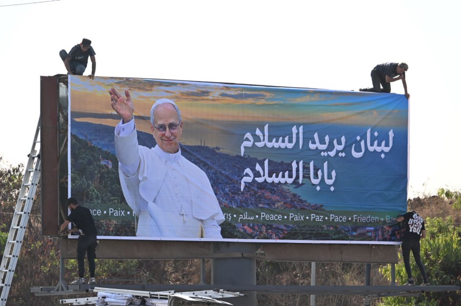 لافتة مرحّبة بالبابا. (حسام شبارو)