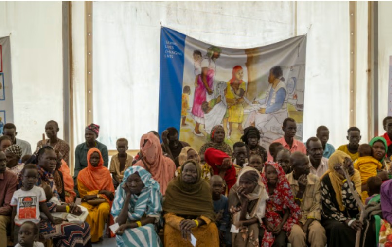 النازحون من الحرب ينتظرون المساعدة الشهر الماضي (أ ف ب)