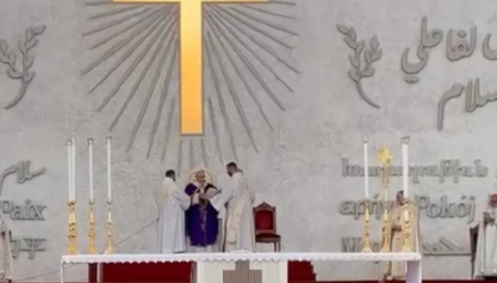 الواجهة البحرية ساحة إيمان… آلاف يصلّون مع البابا لاوون: "من هنا أتغنّى بجمال لبنان"