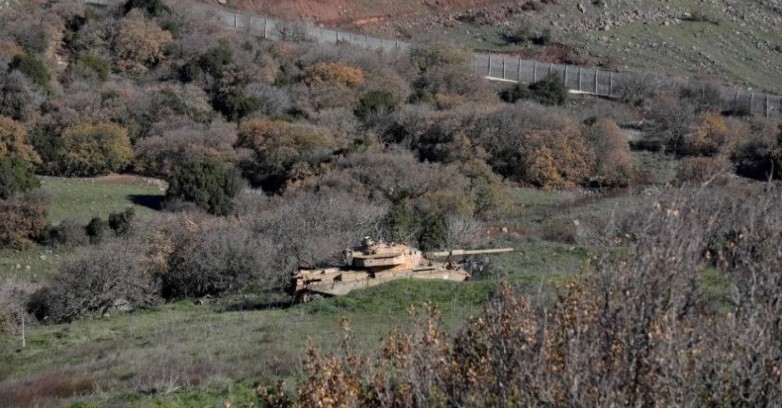 دبابة إسرائيلية عند خط الفصل في الجولان (أ ف ب)