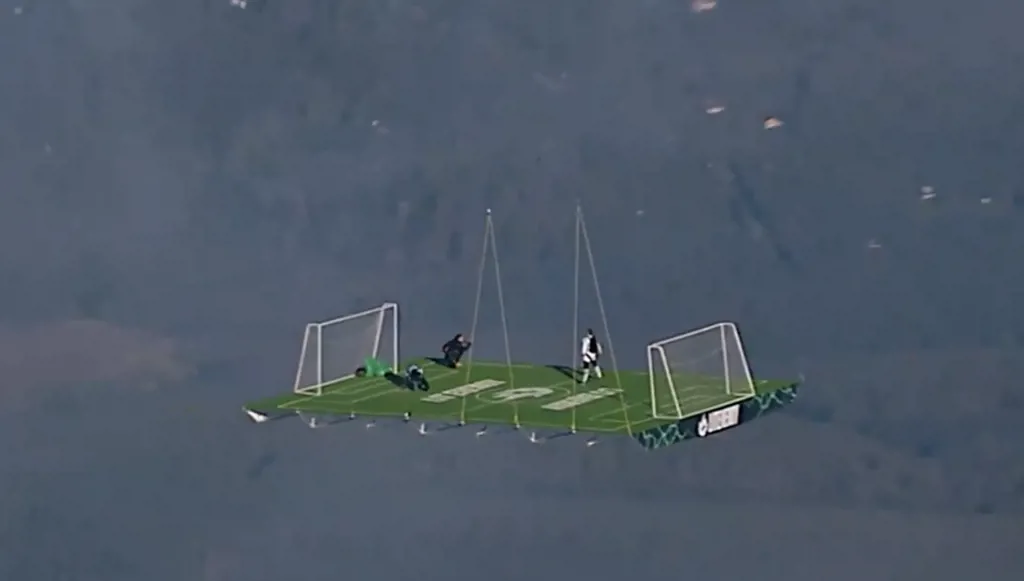 صانع محتوى روسي يقلد احتفال كريستيانو رونالدو على ملعب طائر بارتفاع 1700 متر (فيديو)