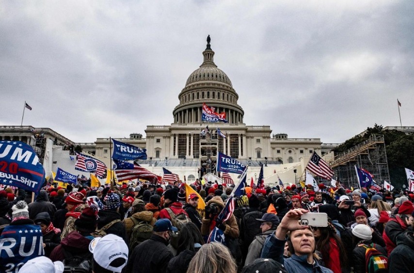 محتجون من أنصار ترمب خارج مبنى الكابيتول (أ ف ب)