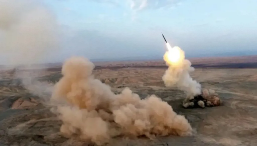 إيران تجري تدريبات في الخليج وتطلق صواريخ على أهداف وهمية