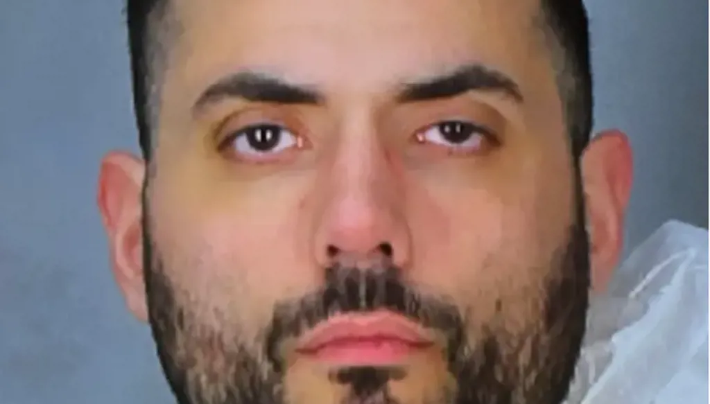 "طعنت والديّ للتو"... القبض على شاب مضرج بالدماء في نيويورك