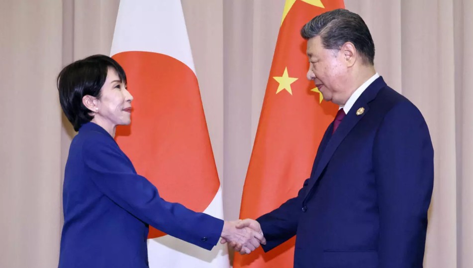 رئيسة الوزراء اليابانية ساناي تاكايتشي تصافح الرئيس الصيني شي جينبينغ. (رويترز)