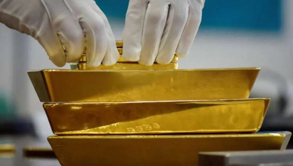 انخفاض طفيف للذهب