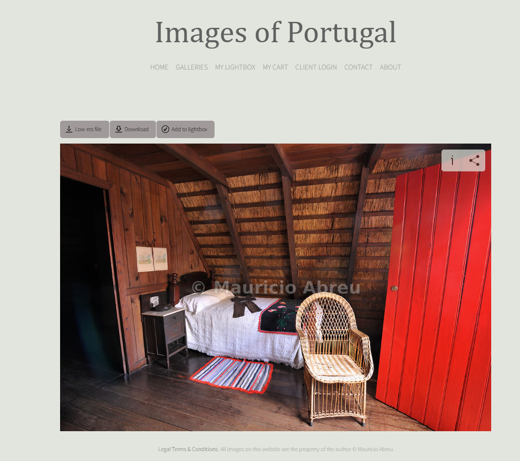 صورة لغرفة في بيت خشبي تقليدي في بلدة سانتانا منشورة في موقع imagesofportugal