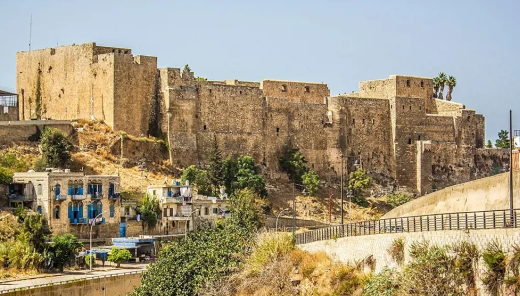 قلعة طرابلس تعود إلى الحياة… ترميم بتمويل بريطاني جمع الجيش وأبناء المدينة