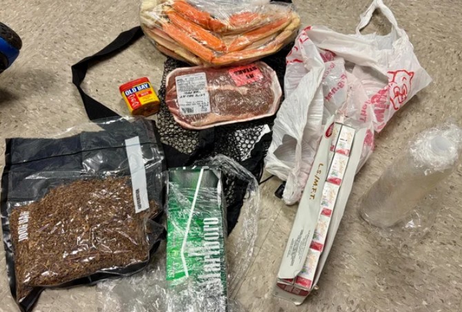 محتويات الطرد (أ ب)