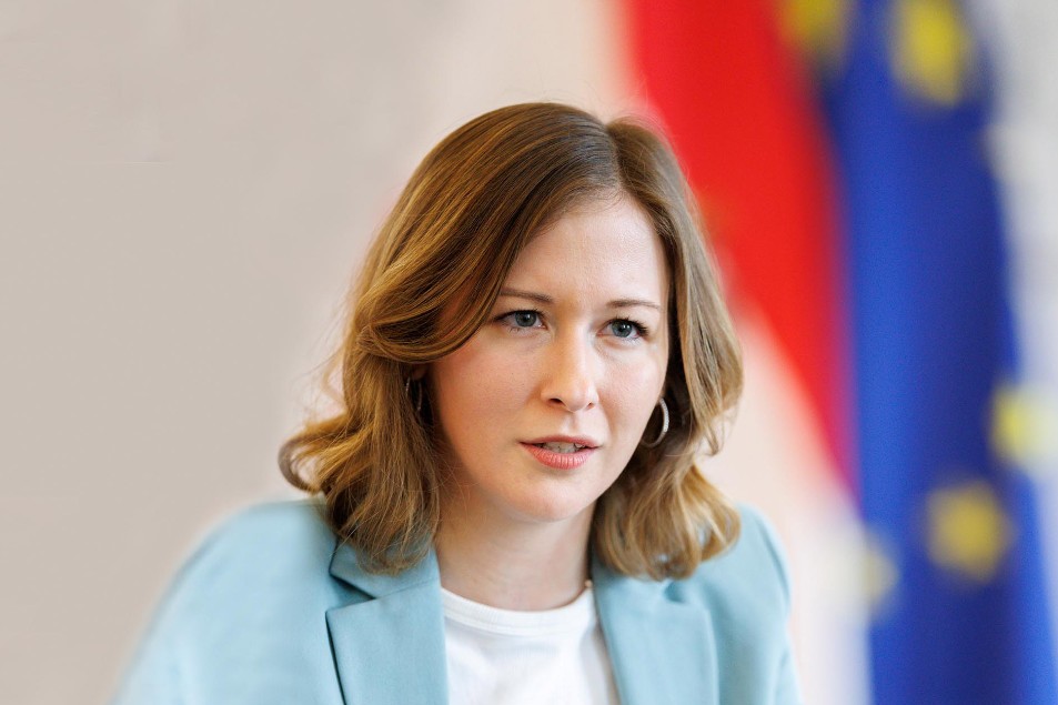 وزيرة الاندماج كلوديا بلاكولم (إكس)