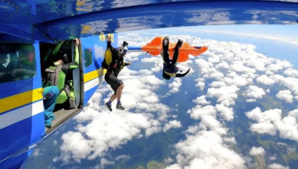 على ارتفاع 15000 قدم… قافز مظلي ينجو من الموت (فيديو)