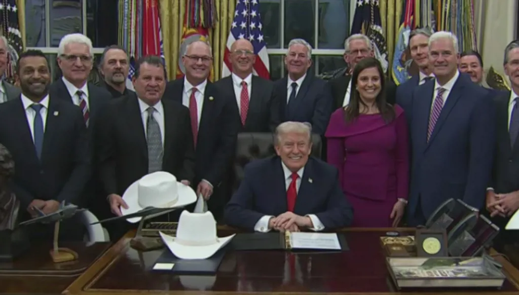 ترامب مازحاً بقبعة رعاة البقر: "هكذا انتهت المسيرة السياسية لدوكاكيس" (فيديو)