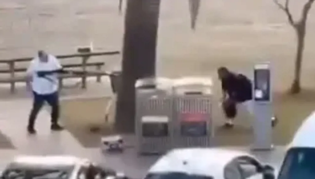 صاحب القميص الأبيض أحمد الأحمد… "بطل بوندي" الذي انتزع سلاح المهاجم وأنقذ العشرات