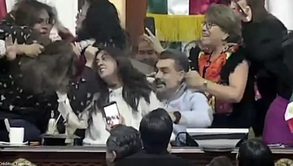 بالفيديو- شدّ شعر وتبادل لكمات… "الشّفافية" توقِع بين برلمانيات مدينة مكسيكو