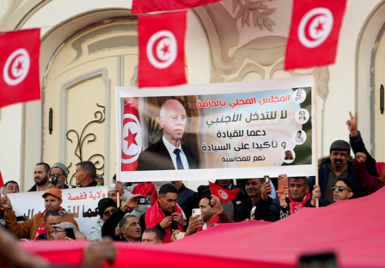أنصار الرئيس التونسي يتظاهرون دعماً له (رويترز).