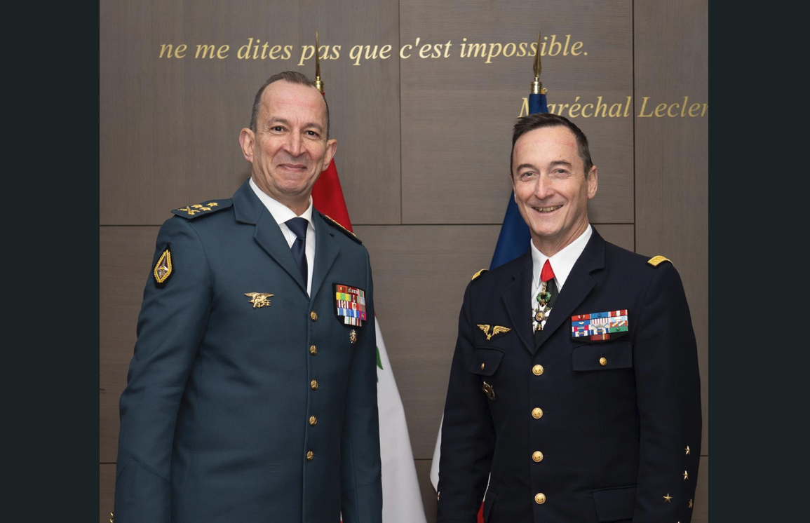 العماد هيكل وقائد الجيوش الفرنسي في باريس (إكس).