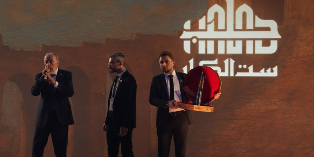 بندقيته في مزاد حلب (سانا)