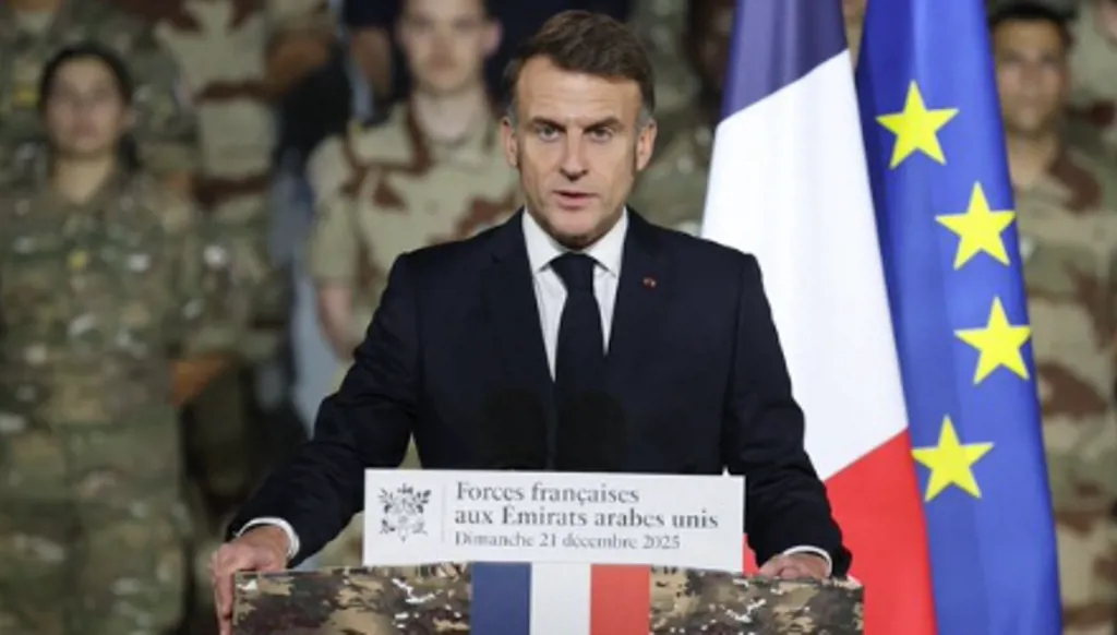 ماكرون يعلن موافقته على بناء حاملة طائرات جديدة... ما هي ميزاتها؟