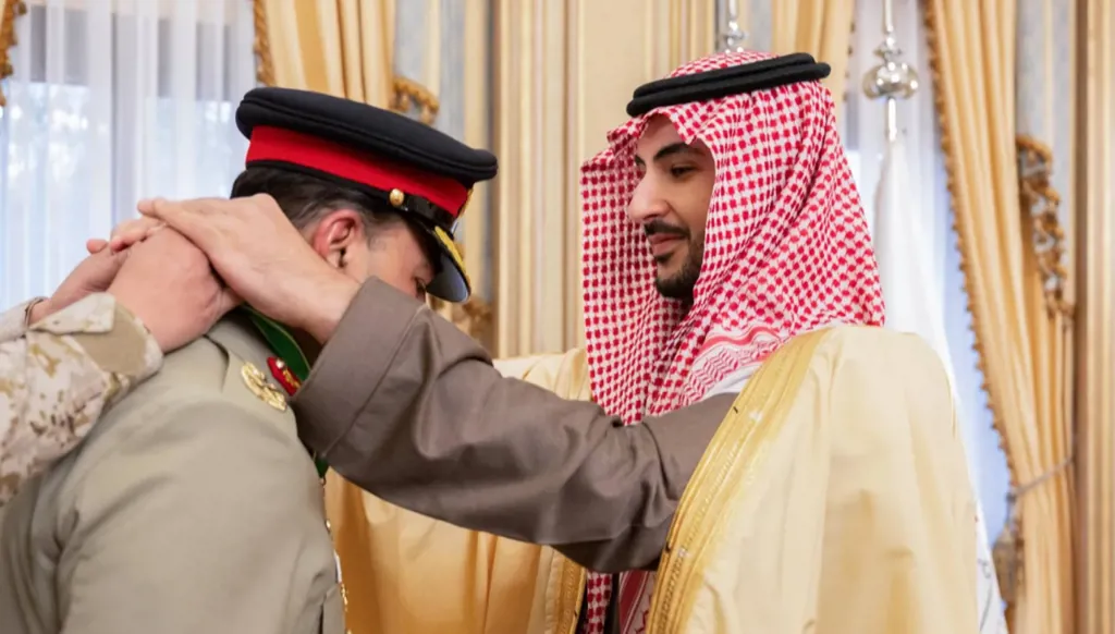 وزير الدفاع السعودي يقلّد قائد الجيش الباكستاني وسام الملك عبد العزيز