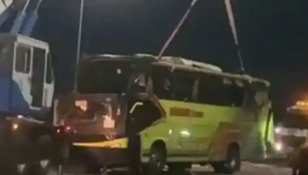 بالفيديو- مقتل 15 شخصاً في حادث مروري مروع بإندونيسيا