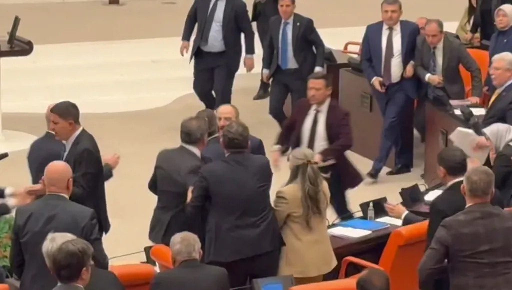 بالفيديو- فوضى تهز البرلمان التركي خلال نقاش الميزانية