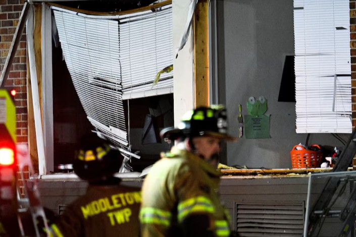 رجال الإطفاء يعملون في الموقع بعد انفجار غاز تسبب في انهيار جزئي لمبنى دار رعاية المسنين سيلفر ليك في بريستول، بنسلفانيا، الولايات المتحدة (رويترز)