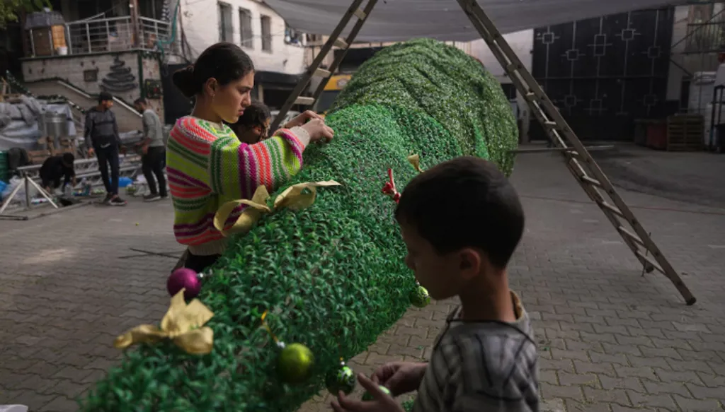 من قلب الدمار… الميلاد يعود إلى كنائس غزة