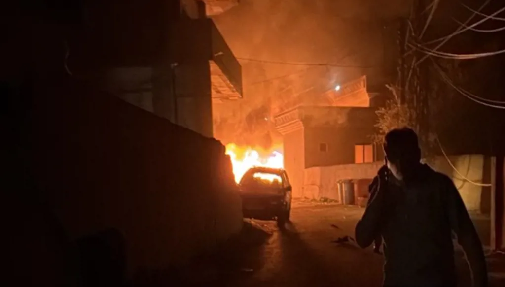 عشية الميلاد… مسيّرة إسرائيلية تستهدف سيارة في بلدة جناتا جنوبي لبنان (فيديو)