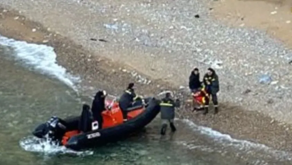 Lebanon: Civil Defense rescues man after suicide attempt off Raouche Rock - Video