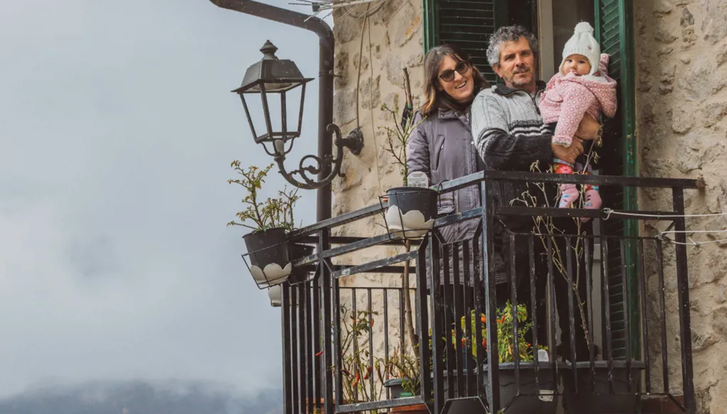 "الشتاء الديموغرافي"... مولودة بعد 30 عاماً تعيد الحياة إلى قرية إيطالية صغيرة