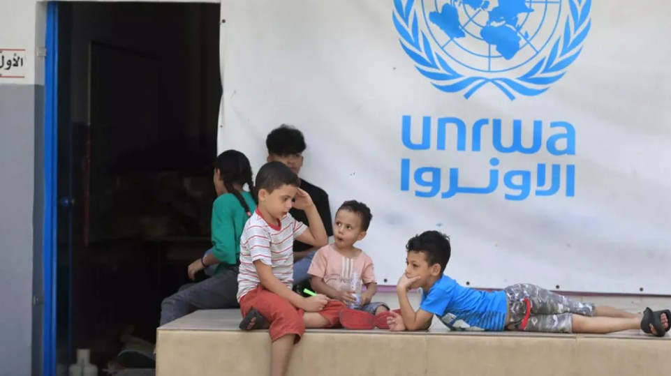 أطفال لاجئون أمام أحد مراكز الأونروا في لبنان.