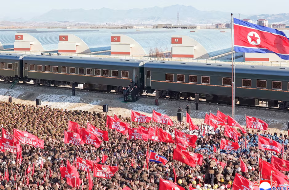 كيم جونغ أون يتفقد البيوت الخضراء (رويترز)