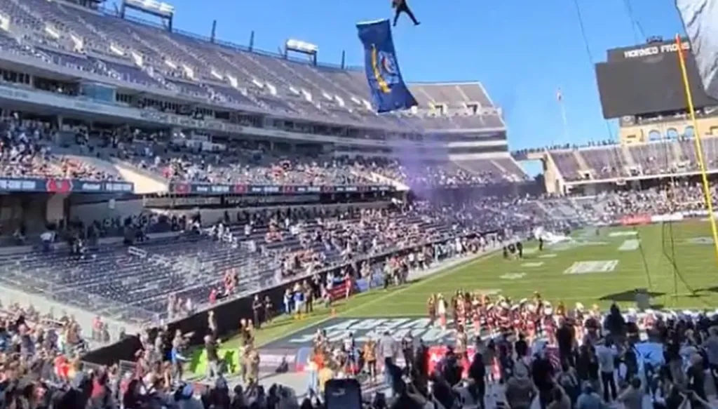 بالفيديو- مظلي يعلق في شباك مرمى ملعب كرة قدم ويسقط أمام الجماهير