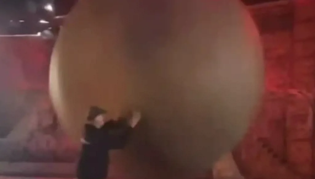 عرض ترفيهي في ديزني كاد يتحوّل إلى كارثة… صخرة تفلت من مسارها والمؤثرات تصبح حقيقة