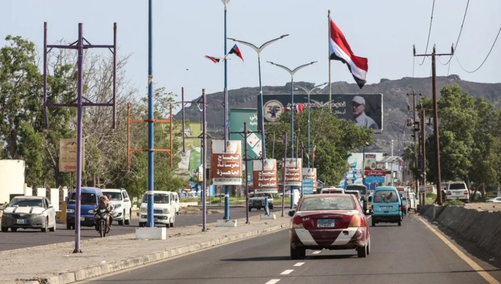 سيارات تسير على طريق في عدن، حيث مقر الحكومة المعترف بها دولياً، في 31 ديسمبر 2025. (أ ف ب)