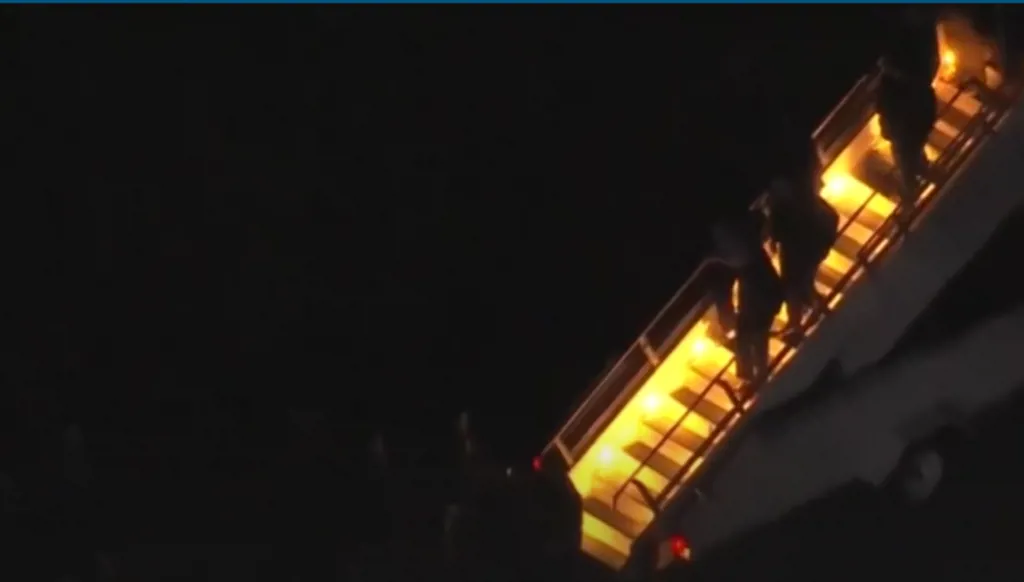 نزول مادورو من الطائرة التي أقلته إلى نيويورك برفقة قوة من مكتب التحقيقات الفيدرالي