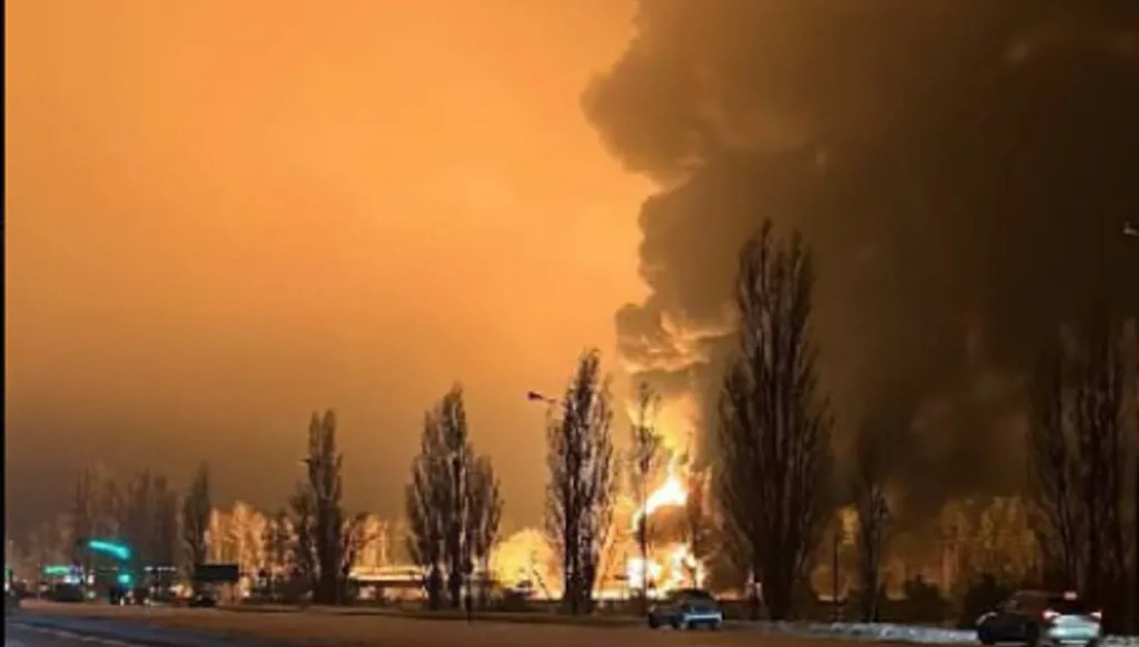بعد هجوم أوكراني… اندلاع حريق في صهاريج نفط بمنطقة بيلغورود الروسية  (فيديو)