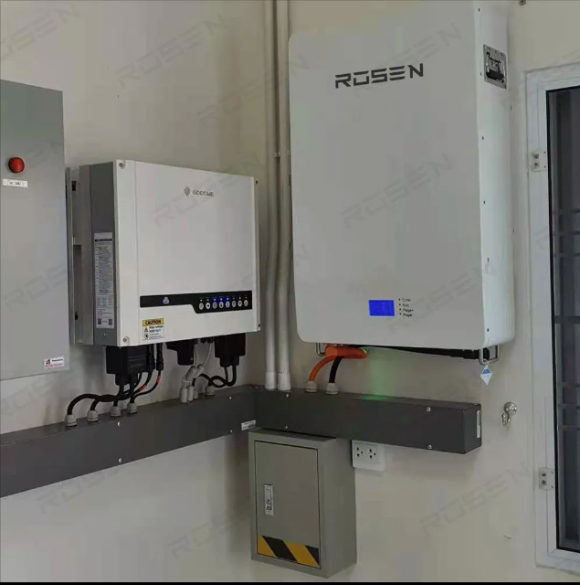 نظام الطاقة الشمسية وبطاريات الليثيوم (انترنت).