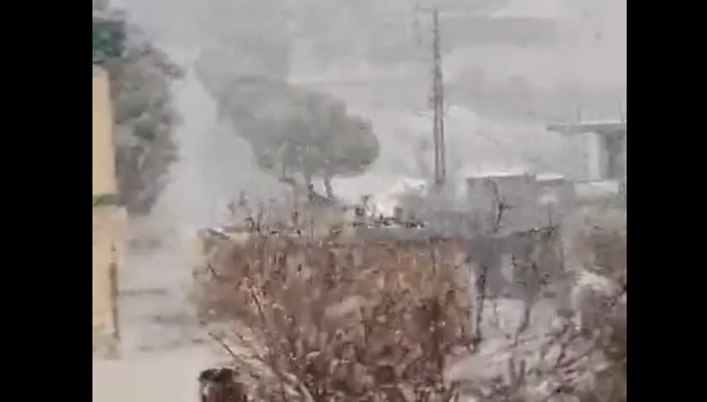 تساقط الثلوج للمرة الأولى هذا العام على منخفضات السلسلة الشرقيّة لجبال لبنان (فيديو)