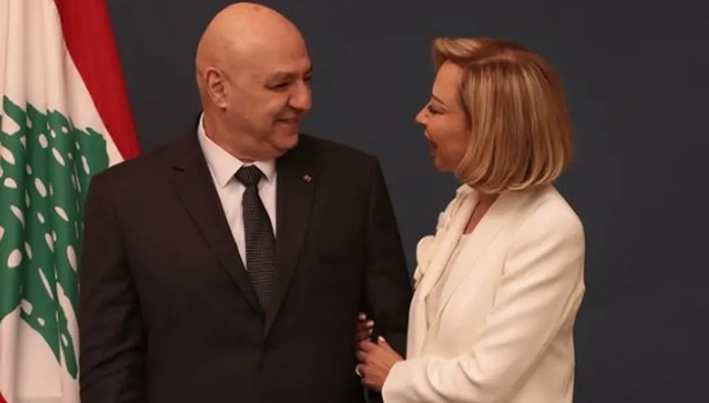 السيدة الأولى تعايد الرئيس عون: يخليلنا ياك (صور)