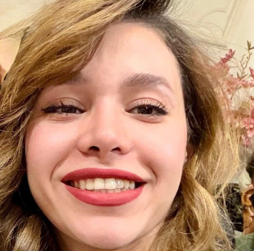 الطالبة الإيرانية روبينا أمينيان (ذا صن)