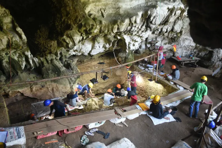 العلماء في موقع الكهف 