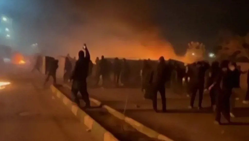 مصدر لـ"رويترز": مساعٍ دبلوماسية لضمان عدم ردّ حزب الله إذا استُهدفت إيران