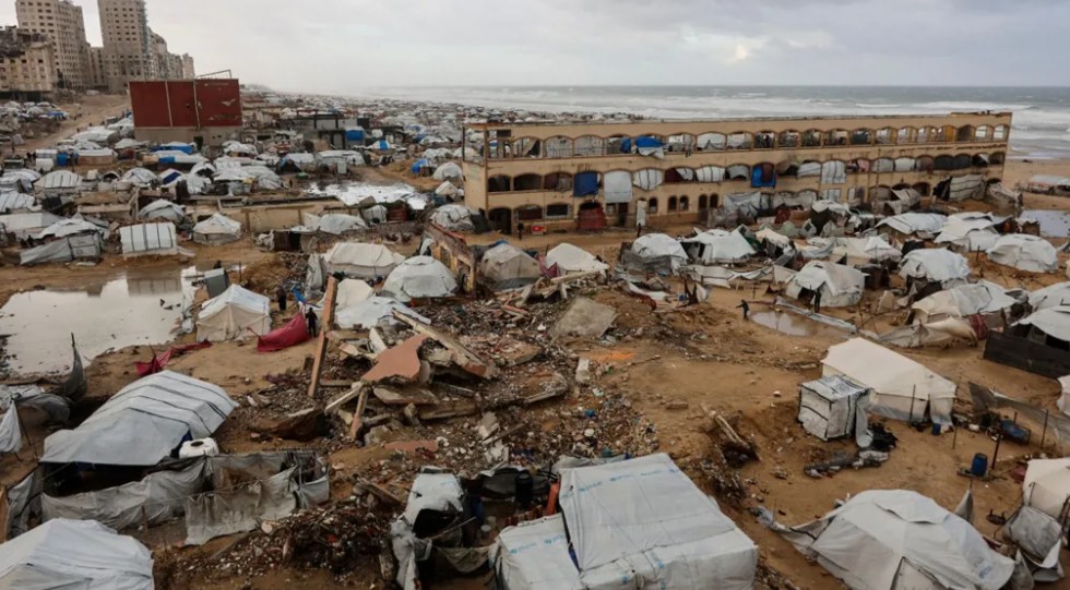 تُظهر صورة فوتوغرافية خياماً تأوي عائلات فلسطينية نازحة نُصبت على طول شاطئ مدينة غزة بينما تجتاح رياح شتوية قوية القطاع الفلسطيني. (أ ف ب)