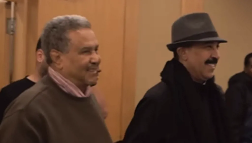 عبدالله الرويشد يفاجئ محمد عبده خلال بروفات حفله في الكويت (فيديو)