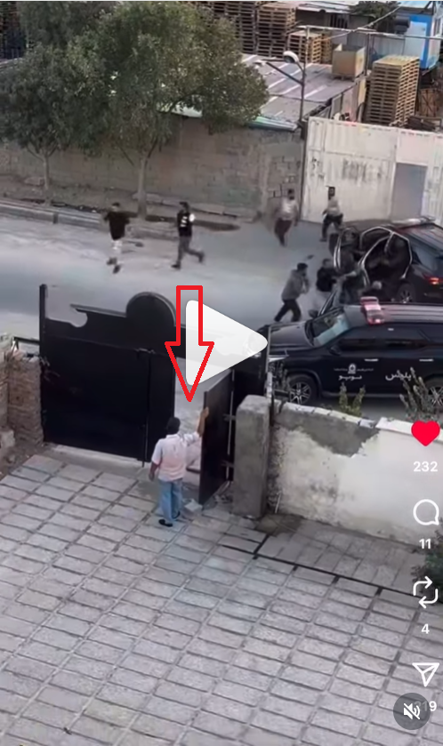 لقطة من الفيديو تظهر رجلا بقي واقفا بهدوء خلال توالي المشاهد